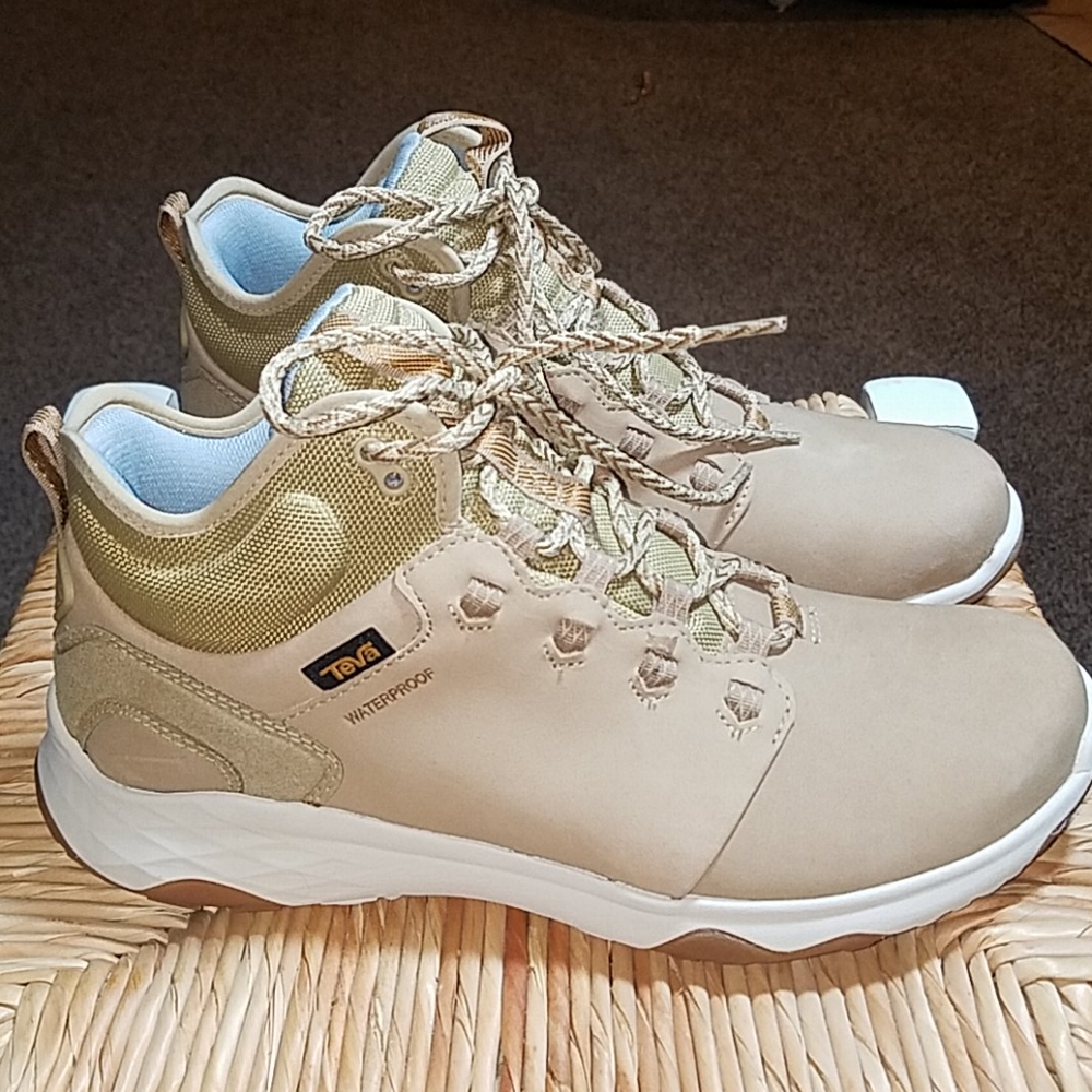 Mens Sz 8.5 NEVER WORN TEVA